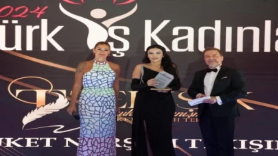 Buket Nurşah Tekışık muhteşem gecede plaketini aldı