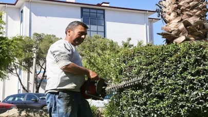 Burhaniye Belediyesi Park ve Bahçeler Müdürlüğü ekipleri, ilçe genelinde yoğun bir şekilde çalışmalarını sürdürüyor