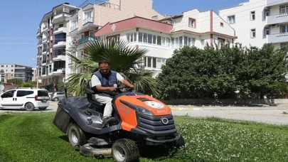 Burhaniye Belediyesi Park ve Bahçeler Müdürlüğü ekipleri, ilçe genelindeki yeşil alanlar ve parklarda bakım çalışmalarını sürdürüyor
