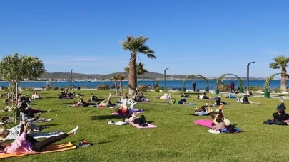 Burhaniye Özgürlük Parkı’nda bugün 08.30 itibarıyla alanında uzman eğitmenlerle sabah sporları başladı
