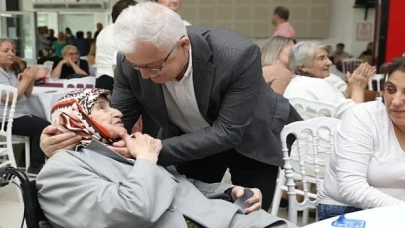 Burhaniye’de Ahmet Akın Kültür Merkezi’nde Anneler Günü matinesi düzenlendi