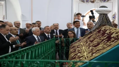 Bursa’da 6 asırlık türbenin ‘puşide örtüsü’ yenilendi