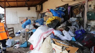 Büyükşehir Zabıtası’ndan çöp ev tahliyesi