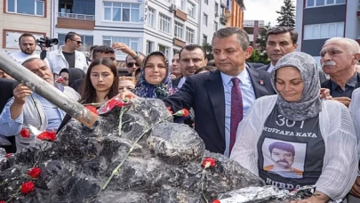 CHP Genel Başkanı Özgür Özel ve İzmir Büyükşehir Belediye Başkanı Dr. Cemil Tugay Soma’da maden şehitlerinin aileleriyle buluştu