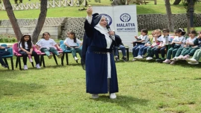 Çocuklar Ninem Korkut’tan masallar dinlediler
