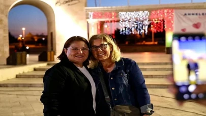 Didim Belediyesi Anneler Günü dolayısıyla Cumhuriyet Kent Meydanı’nda sinema etkinliği düzenledi