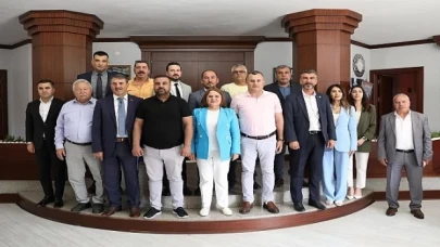 Didim’de Cumhur İttifakı Belediye Meclis Üyeleri Didim Belediye Başkanı Hatice Gençay’ı makamında ziyaret etti