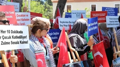Dokuz Eylül Üniversitesi (DEÜ) öğrencileri, Gazze’de İsrail’in sivillere yönelik sürdürdüğü ölümcül saldırılara karşı bir kez daha harekete geçti