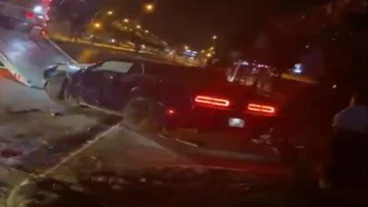 Drift atarken park halindeki araçlara çarpıp kaçtılar!