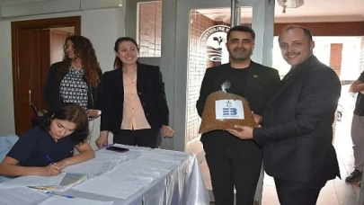 Edremit Belediyesi’nden ücretsiz mama dağıtımı