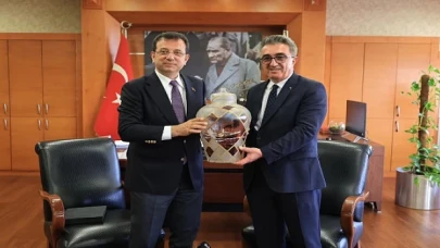 Ekrem İmamoğlu, Bayrampaşa Belediye Başkanı Hasan Mutlu’yu makamında tebrik etti