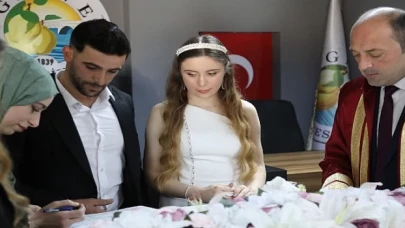 Geyve Belediye Başkanı Selçuk Yıldız hafta sonu mesaisinde 4 Mayıs Cumartesi günü 4 nikâh kıydı
