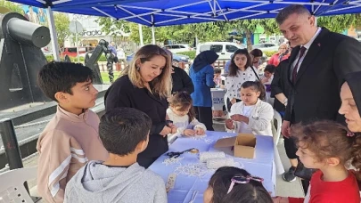 Gölcük Belediyesi; 19 Mayıs Gençlik ve Spor Bayramı kapsamında Anıtpark’ta düzenlediği “Gençlik Atölyeleri” ile gençler, sanat dolu bir bayram coşkusu yaşadırlar