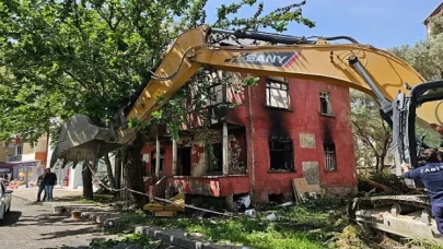 Gölcük Belediyesi, dün akşam çıkan yangın neticesinde büyük hasar gören iki katkı binanın yıkarak enkaz kaldırma işlemlerini tamamladı