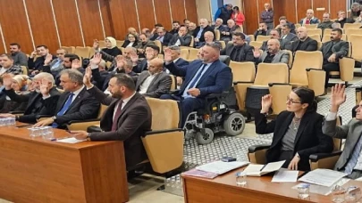 Gölcük Belediyesi, engelli meclis üyesi ve engelli bireylerin meclis salonuna erişimini kolaylaştırmak için engelli rampası yapımını tamamladı