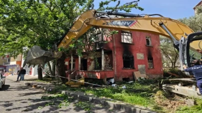 Gölcük’teki yangında hasar gören bina yıkıldı