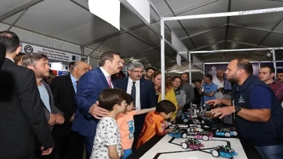 Hisarcıklıoğlu’dan Bilişim Fuarı’na tam not