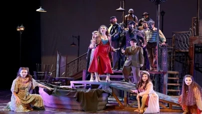 İBB Şehir Tiyatroları’nın, her yaştan seyircisini Harbiye Cemil Topuzlu Açık Hava Sahnesi’nde buluşturacağı Açık Hava Yaz Oyunları biletleri satışa çıkıyor