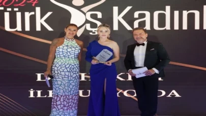 İlknur Yolda plaketini gecenin sunucularının elinden aldı