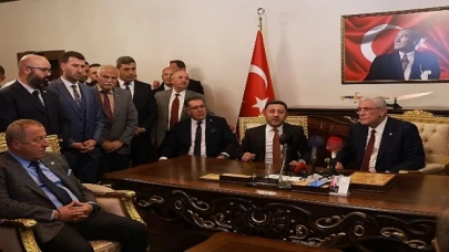 İYİ Parti Genel Başkanı Müsavat Dervişoğlu, Nevşehir Belediye Başkanı Rasim Arı’yı makamında ziyaret etti