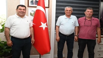 İYİ Parti İlçe Başkanı Hüseyin İnan, Kemer Belediye Başkanı Necati Topaloğlu’na nezaket ziyaretinde bulundu