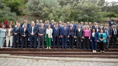 İzmir Büyükşehir Belediye Başkanı Dr. Cemil Tugay ilçe belediye başkanlarıyla bir araya geldi