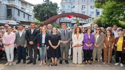 İzmir Büyükşehir Belediye Başkanı Dr. Cemil Tugay, Ulu Önder Gazi Mustafa Kemal Atatürk’ün annesi Zübeyde Hanım’ı Anneler Günü’nde kabri başında andı