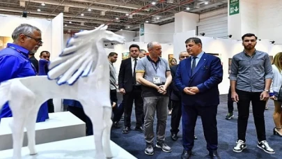 İzmirliler’den Sanat ve Antika Fuarı’na yoğun ilgi