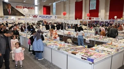 Karaman Belediyesi’nin bu yıl 10-19 Mayıs tarihlerinde düzenlediği 4. Karaman Kitap Günleri, kitapseverlerin yoğun ilgisiyle devam ediyor
