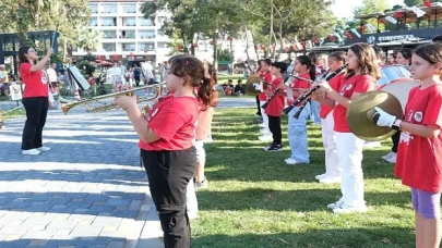 Kemer Belediyesi Gençlik Orkestrası’ndan mini konser