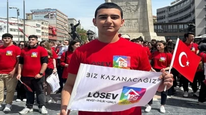 LÖSEV’in iyileşmiş gençleri, 19 Mayıs’ta büyük önder Mustafa Kemal Atatürk’ü anmak ve saygılarını iletmek amacıyla Ulus’ta Atatürk Anıtı’na çelenk koydu