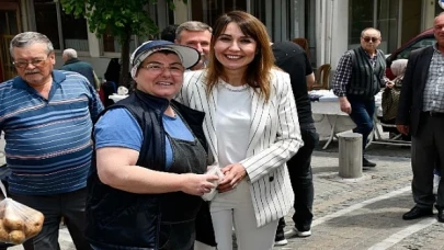 Malkara Belediye Başkanı Nergiz Karaağaçlı Öztürk, Anneler Günü etkinlikleri çerçevesinde Şehitlik Caddesi’nde düzenlenen Kadın Emeği Pazarı’nı ziyaret etti