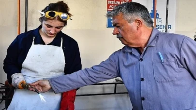 Meslek Fabrikası, kadın oksijen kaynakçıları yetiştiriyor Kadın kaynakçılar iş başında