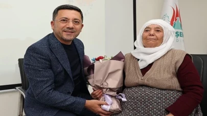 Nevşehir Belediye si tarafından Anneler Günü dolayısıyla düzenlenen programda Elmas Arı, Nevşehir Belediye Başkanı olan oğlu Rasim Arı’yı anlattı