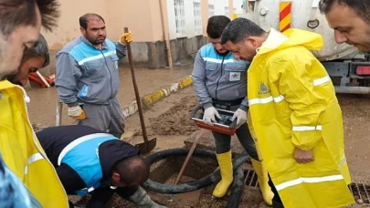 Nevşehir Belediyesi ekipleri, aşırı yağıştan etkilenen mahallelerde temizlik ve onarım çalışmalarını sürdürüyor