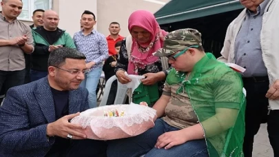 Nevşehir’de down sendromlu Yusuf Tosun için temsili asker eğlencesi düzenlendi. Eğlence programında, gence asker kınasını Belediye Başkanı Rasim Arı yaktı