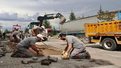 Nevşehir’de son günlerde etkili olan sağanak yağışlar sonrasında hasar gören yol, yaya kaldırımı ve parklarda onarım ve yenileme çalışmaları sürüyor