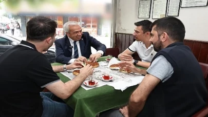 Nilüfer Belediye Başkanı Şadi Özdemir, sabah erken saatlerde gittiği mahalle kahvesinde, vatandaşlarla çay ve simit eşliğinde kahvaltı yaptı