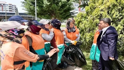Okul servisi şoförleri ile birlikte piknik yapan Nevşehir Belediye Başkanı Rasim Arı, daha sonra başkanlık makamında vatandaşları konuk etti