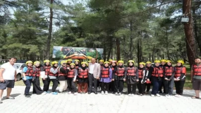 Orhaneli’nde liseli öğrenciler rafting yaptı 