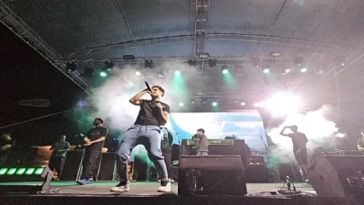 Osmangazlili gençler Türkçe rapin yıldızlarıyla coştu