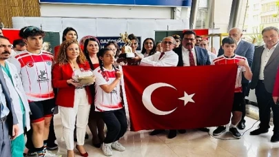 Samsun’dan Gelen Bayrak ve Toprak Genç Doktorlara Teslim Edildi