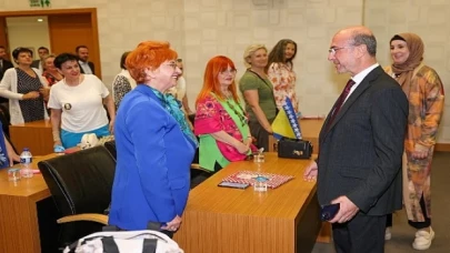 Selçuklu Belediye Başkanı Ahmet Pekyatırmacı Saraybosna Mevlevihanesi’nde eğitim alan Bosna Hersekli kursiyerler ile belediye meclis salonunda bir araya geldi