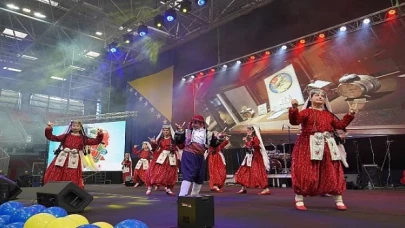Selçuklu Belediyesi Bosna Hersek’in Zenica kentinde düzenlenen Çocuk Şenliği’nin final gününde halk oyunları ekibiyle sahne aldı