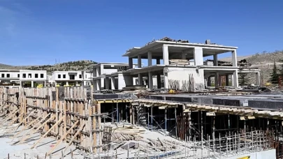 Selçuklu Belediyesi tarafından Sille Mahallesi’ne kazandırılacak olan “Kapalı Otopark, Karma Yapılar ve Meydan Düzenlemesi” projesinin yapımı devam ediyor