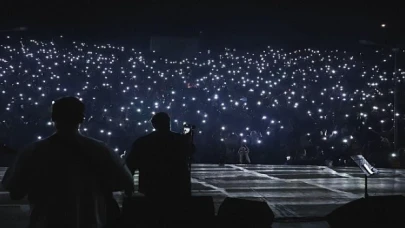 Sevilen müzik grubu Gece Yolcuları Dokuz Eylül Üniversitesi (DEÜ) Amfi Tiyatro’da üniversiteli hayranlarına unutulmaz bir gece yaşattı