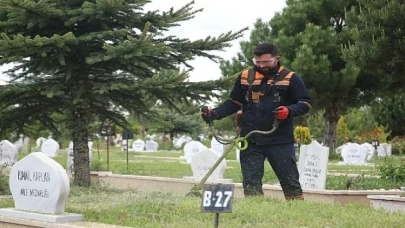 Sivas Belediyesi, mezarlık alanlarında düzenli olarak gerçekleştirdiği temizlik çalışmalarına devam ediyor