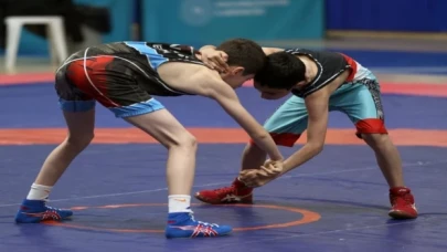 Sivas’ta uluslararası güreşçiler mindere çıktı