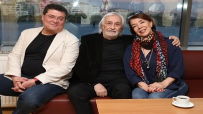 Türkiye’nin en uzun soluklu gençlik festivali Genç Günler’in 38.’sinde, Harbiye Muhsin Ertuğrul Sahnesi’nde söyleşi konuğu Müjdat Gezen’di