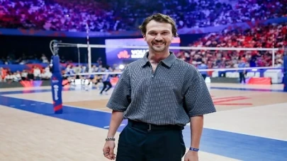 Ünlü Oyuncu Aras Bulut İynemli Voleybol Milletler Ligi’nde Filenin Sultanlarına Destek Verdi